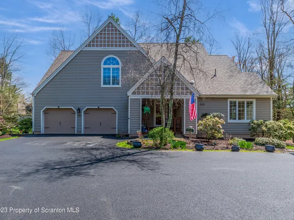 112 Golf View Ln, Hawley, PA 18428