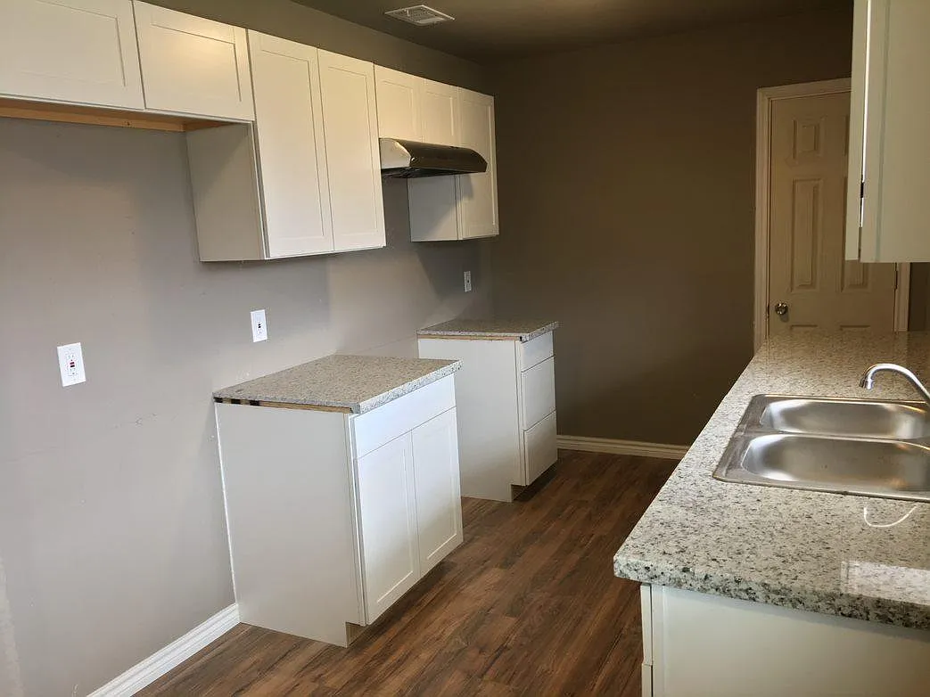 1106 E Nobles Ave — Photo 2