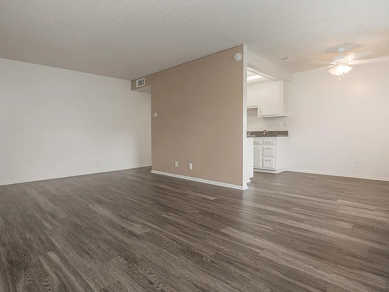 Castilian and Cordova Apartment Homes — Photo 17