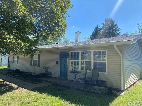 8 Countryside Dr, Caseyville, IL 62232