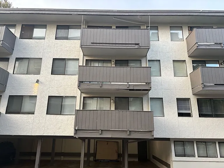 Del Mar Apartments — Photo 14
