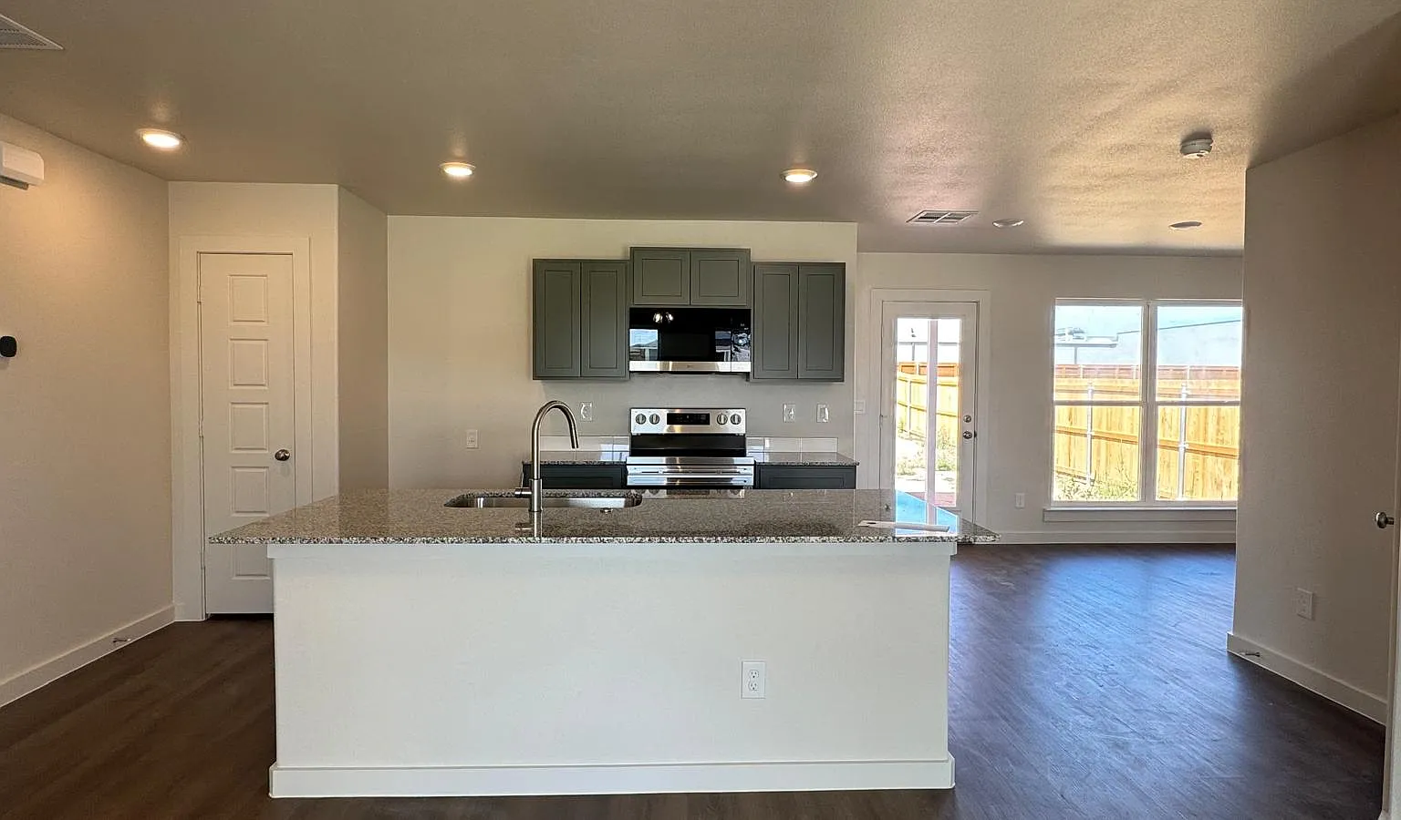 3 bed, 1200 sqft, $3,200 — Photo 3