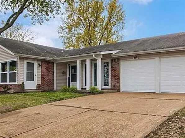 695 Henry Ave, Ballwin, MO 63011