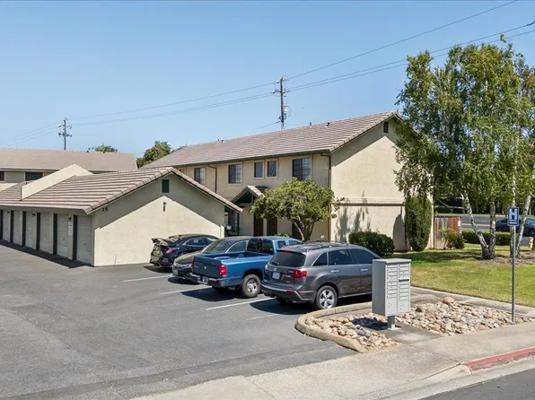15 Willowood Dr, Oakdale, CA 95361