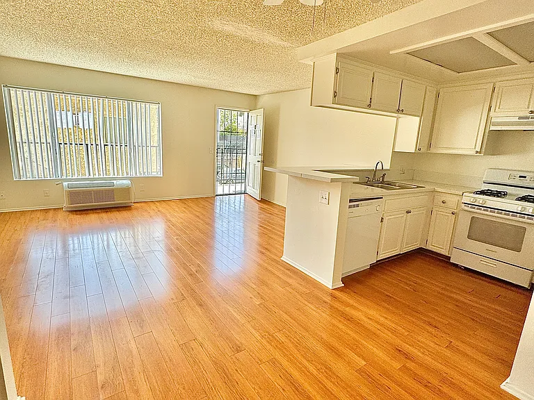 5229 Riverton Ave #10 — Photo 1