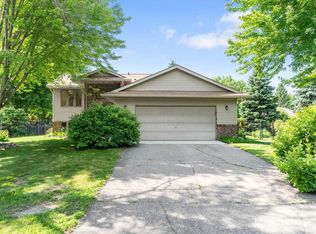 8358 McKnight Ct, Victoria, MN 55386