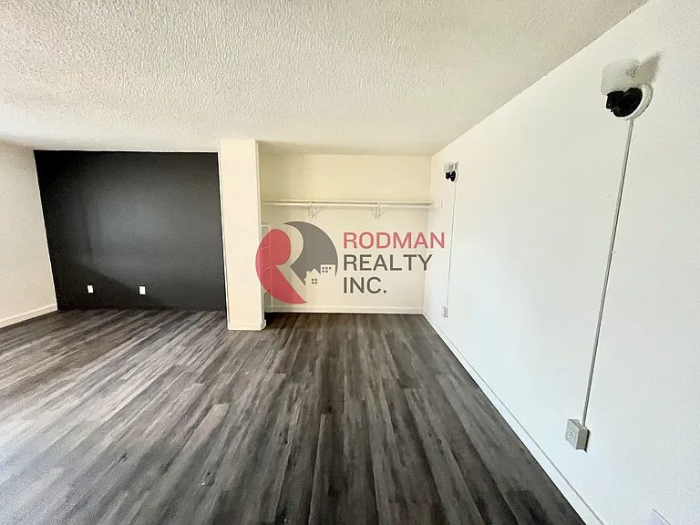Studio West Apartments — Photo 15