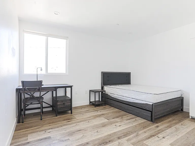 1534 W 35th St — Photo 56