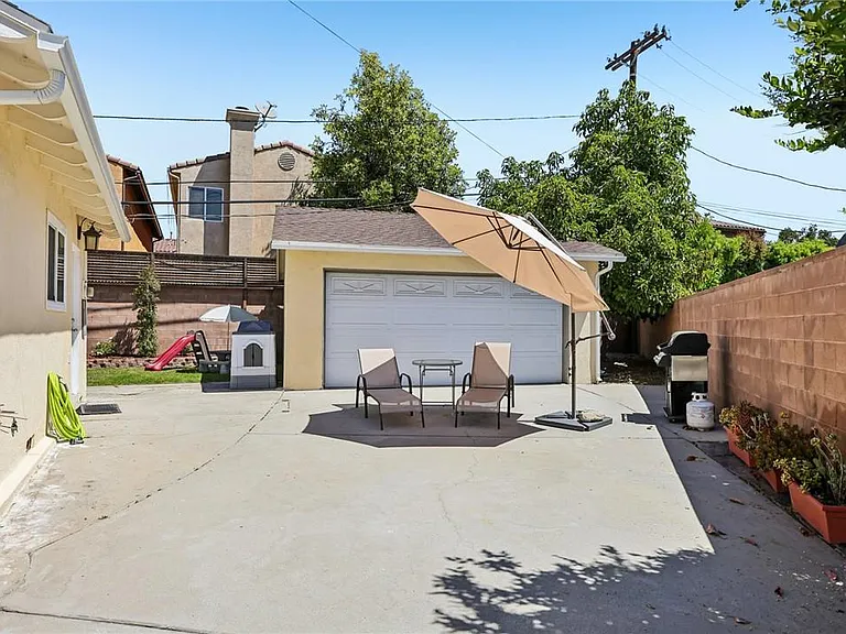 16729 Archwood St — Photo 30