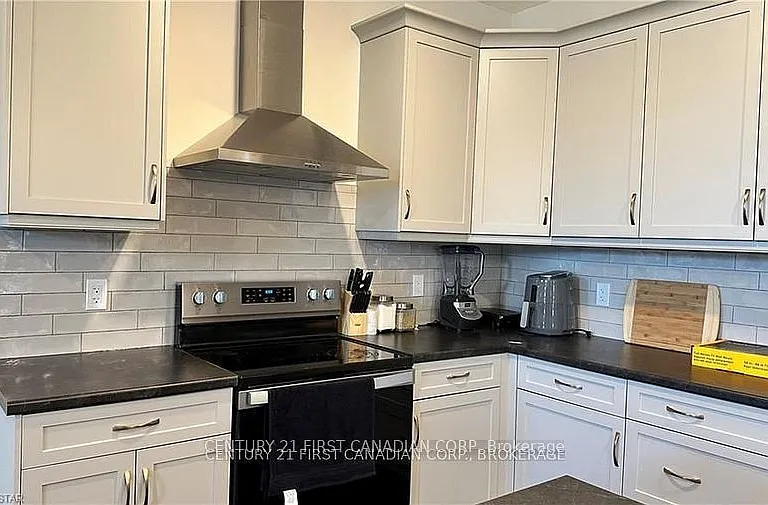 63 Royal Cres — Photo 4