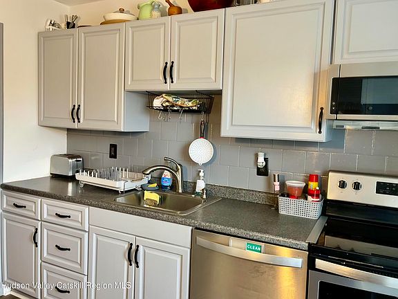 2nd image of 9 Huguenot Street #6