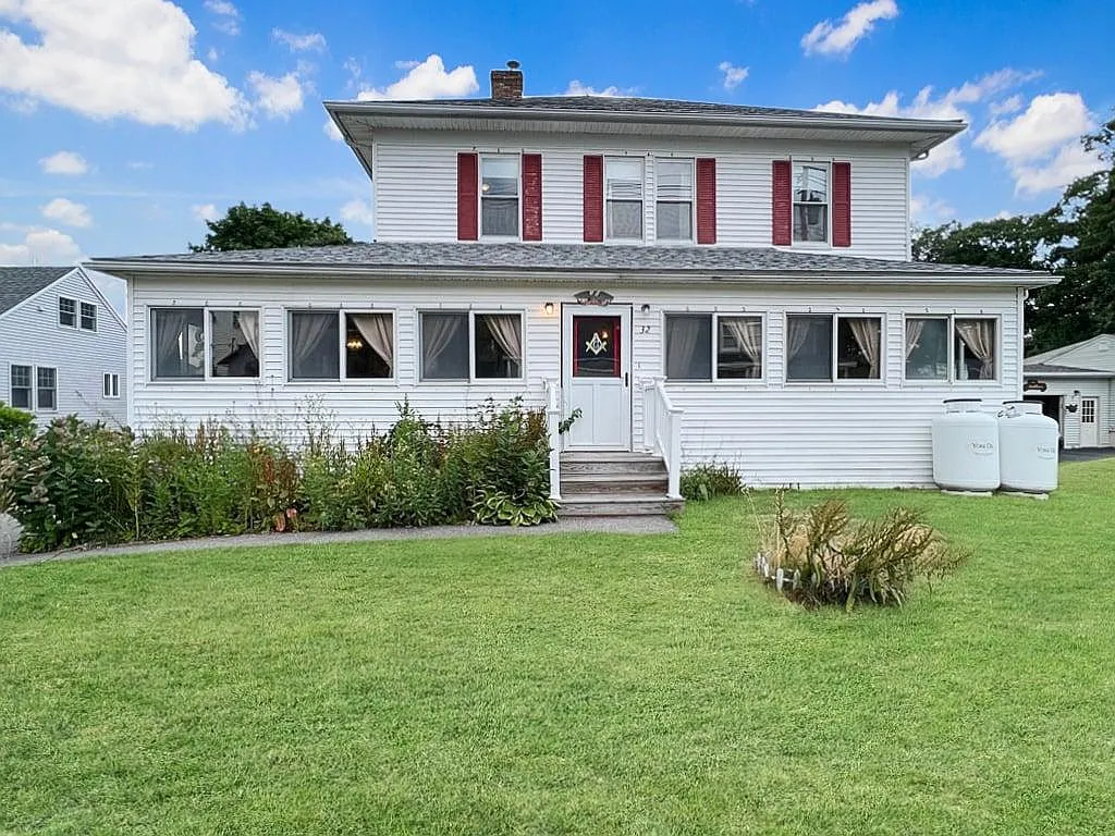4 bed, 1.5 bath, 2136 sqft, $2,000 — Photo 1