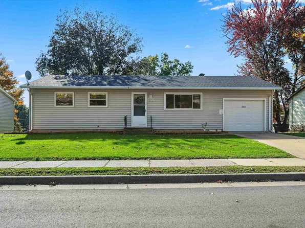 2514 Marywood Dr, Dubuque, IA 52001