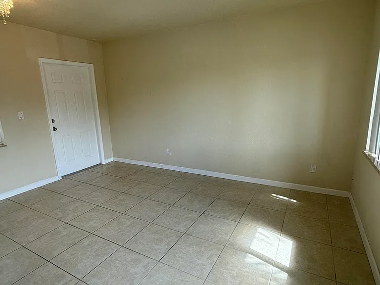 578 NE 20th St #10-E — Photo 8
