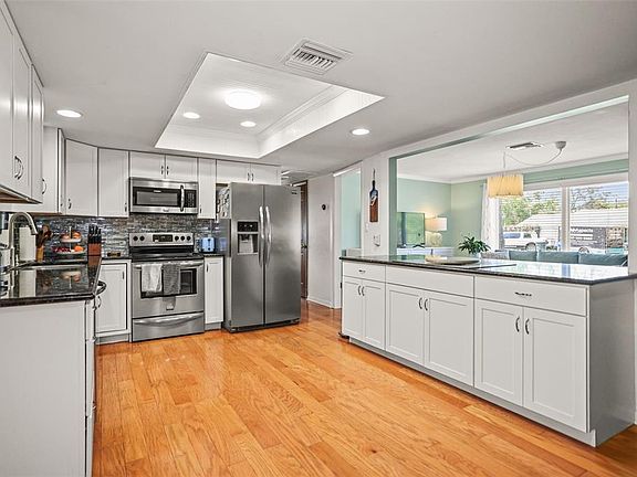 5th image of 985 Gulf View Blvd