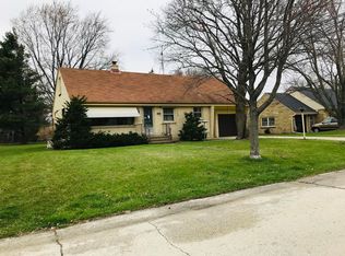 7924 W Whitaker Ave, Greenfield, WI 53220