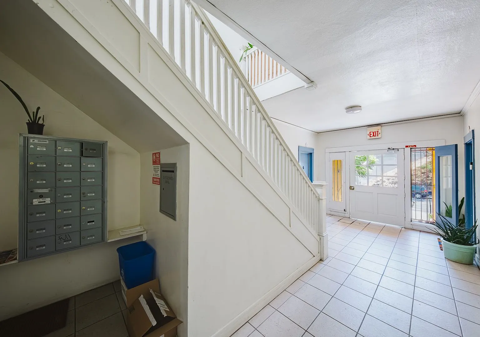 563 N Heliotrope Dr — Photo 3