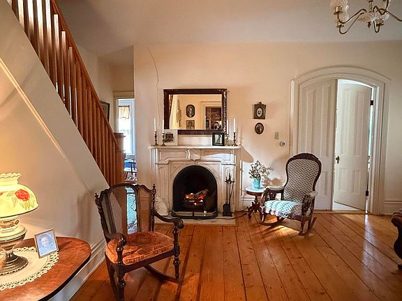 2nd image of 275 Duane St