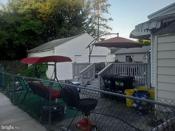 3rd image of 404 Hutchinson St