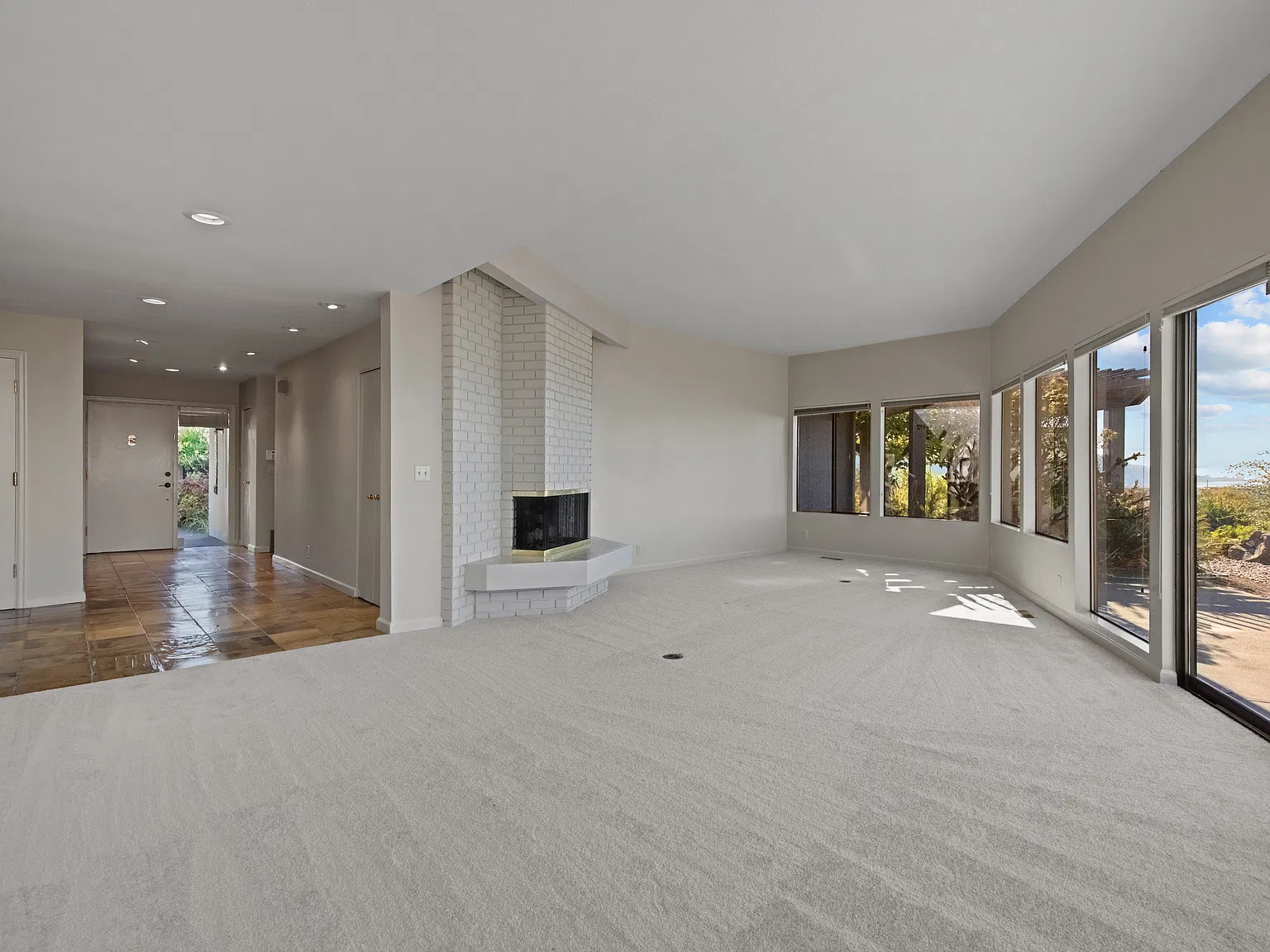 3 bed, 1930 sqft, $6,995 — Photo 3