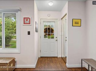 906 Jackson Ct, Vernon Hills, IL 60061