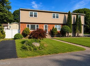 8 Emerson Dr, Latham, NY 12110