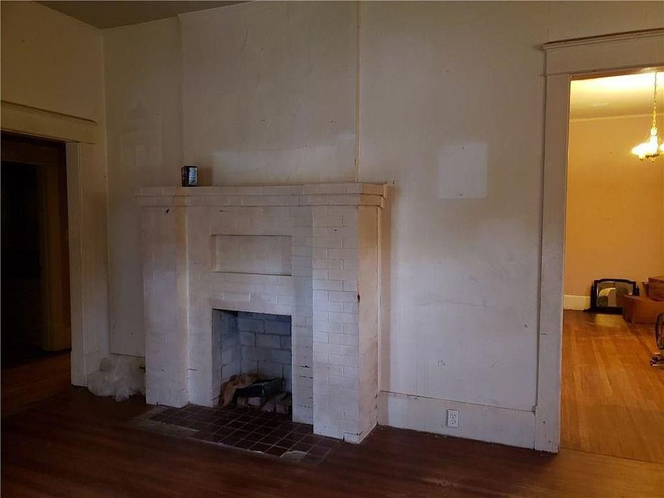 2nd image of 900 E Duke St