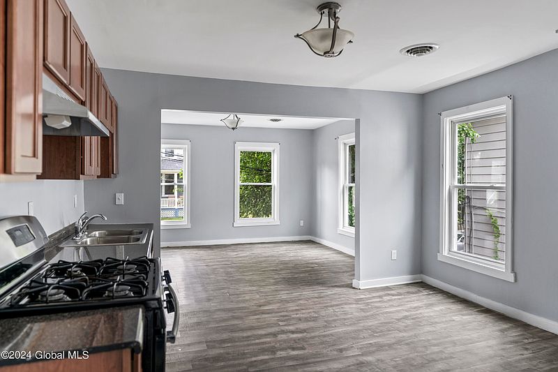 5th image of 21 W Sunnyside Way