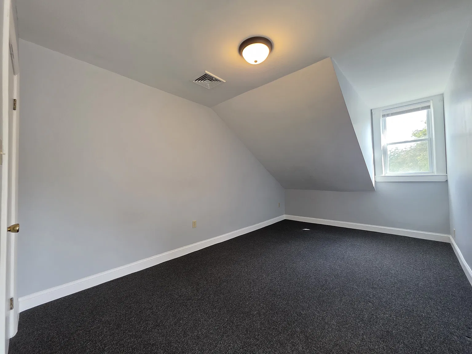  11 River St 3rdflr 2b/1b Renovated! Newfloors! Newpaint! Nopets Prkg — Photo 3