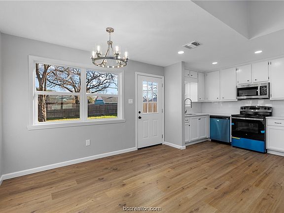 2nd image of 923 Braeswood Dr
