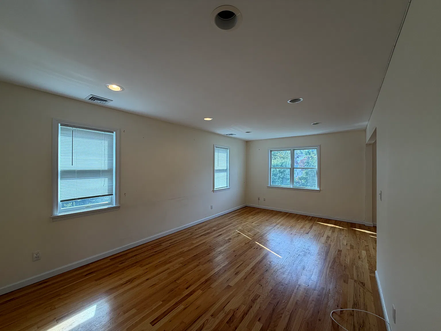 2 bed, 1100 sqft, $4,500 — Photo 2