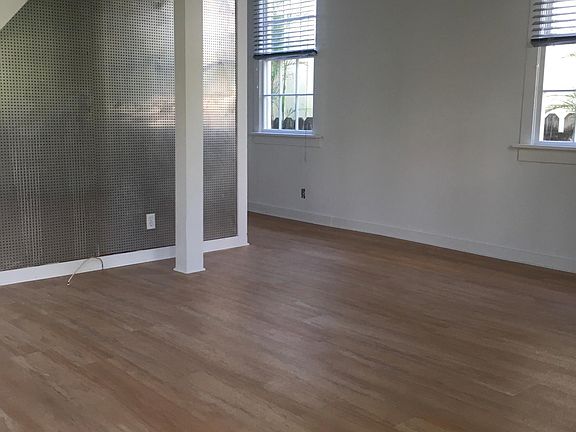 3rd image of 828 Olivia St
