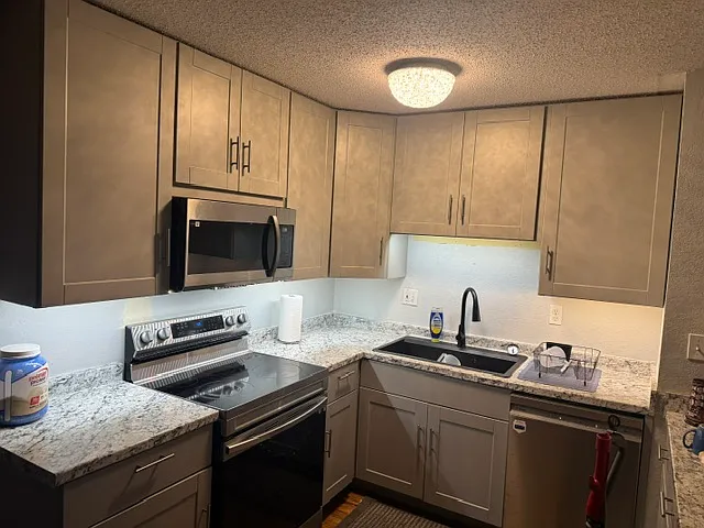 4 bed, 1562 sqft, $2,200 — Photo 2