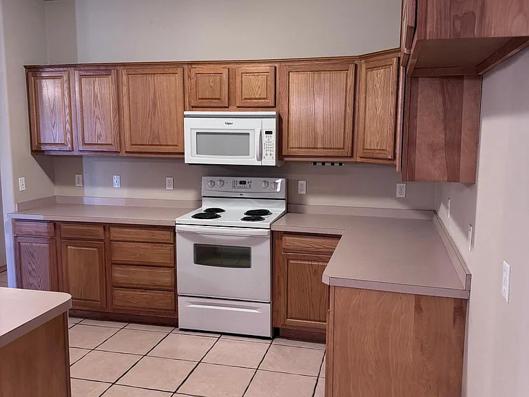 1712 Riviera Ln — Photo 3