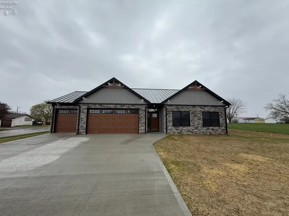 203 Crestwood Dr, Willard, OH 44890