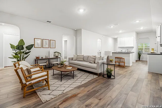 3 bed, 2.0 bath, 1650 sqft, $1,800 — Photo 2