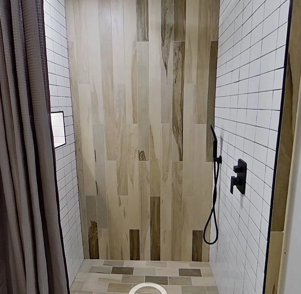 2 bed, 913 sqft, $1,975 — Photo 1