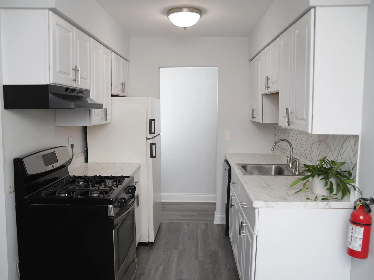 1 bed, 712 sqft, $1,900 — Photo 2