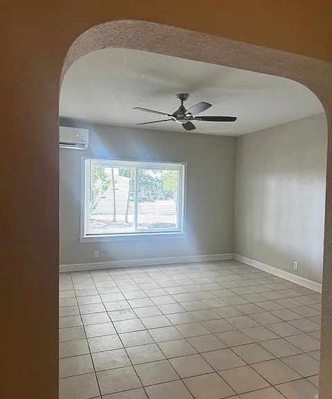 320 S Riverside Dr — Photo 5