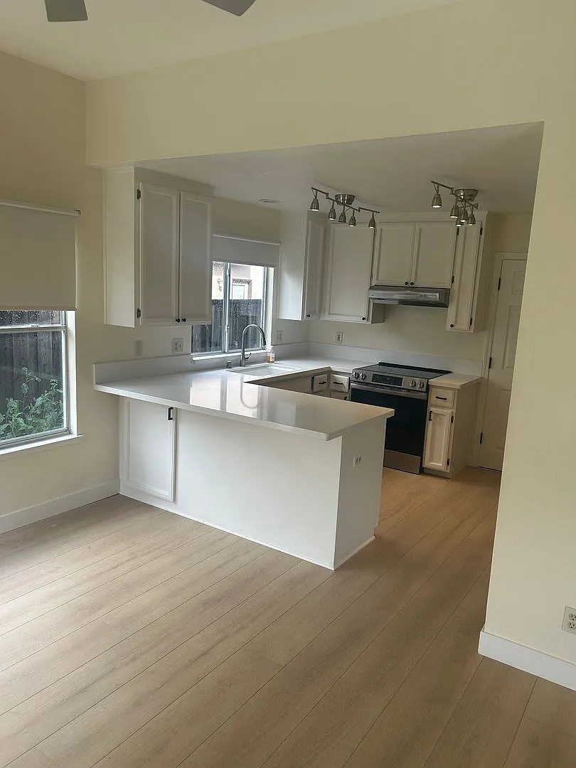 $3595.00 - Executive 3 Beds/ 2.5 Baths Beautiful Home — Photo 3
