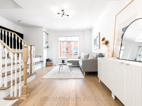 8 Grogan Mews, Toronto, ON M6H 4J9