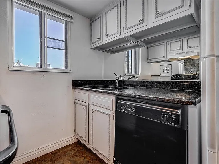 370 E La Bonte St #305 — Photo 5
