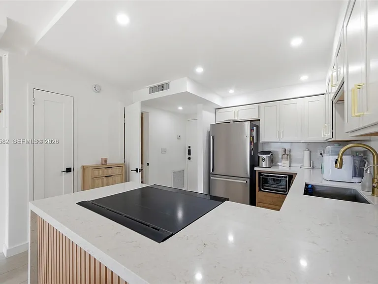 17800 Atlantic Blvd #Penthouse 3 — Photo 8
