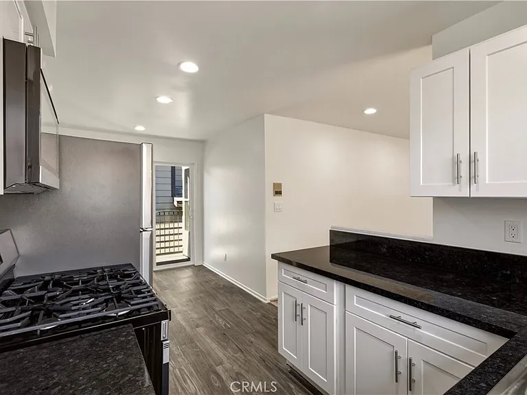 1155 Linden Ave #7 — Photo 3