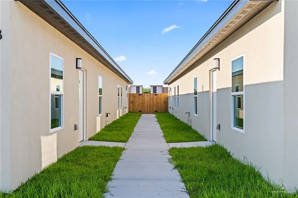 3 bed, 2.0 bath, 2072 sqft, $1,300 — Photo 2