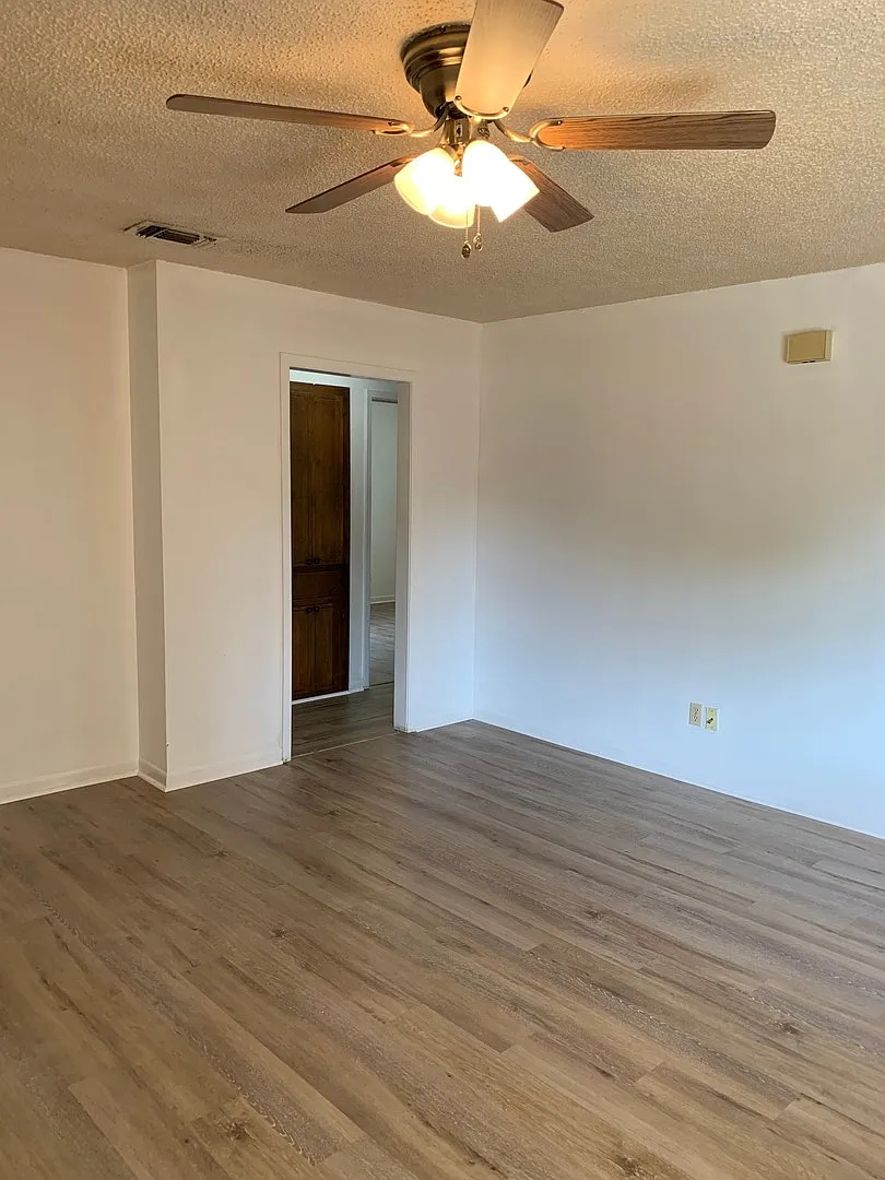 502 Mary Street — Photo 2