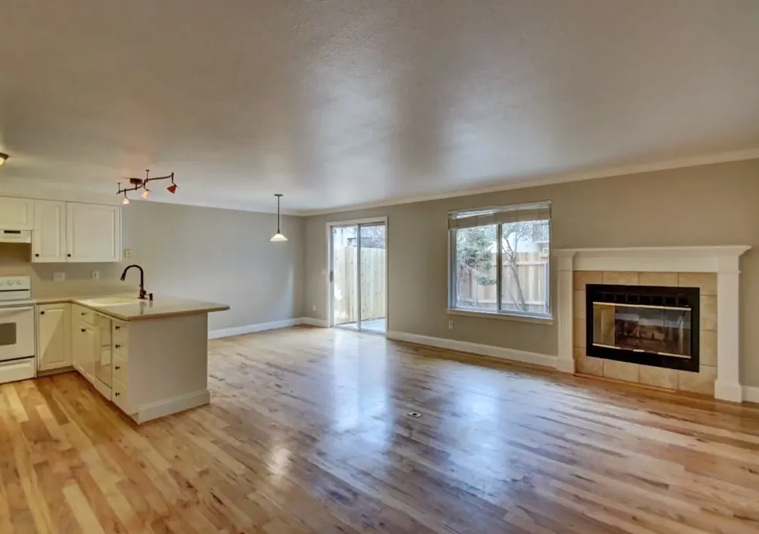 Spacious 3 bed Townhome with Fenced Yard, Garage, & Community Pool in Prime Boise Location! — Photo 2