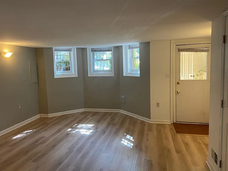 808 C St SE — Photo 2