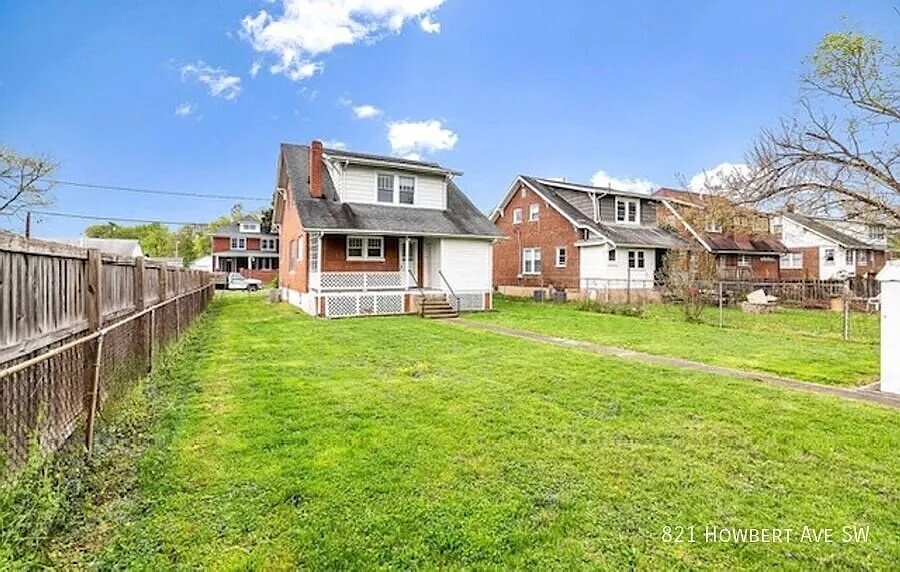 Charming 3 Bedroom,1.5 Bath Home in Wasena! — Photo 2