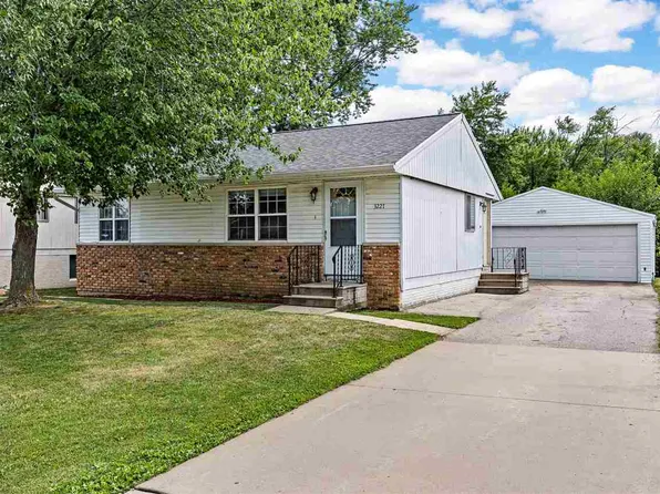 3227 Cameo Ln SW, Cedar Rapids, IA 52404